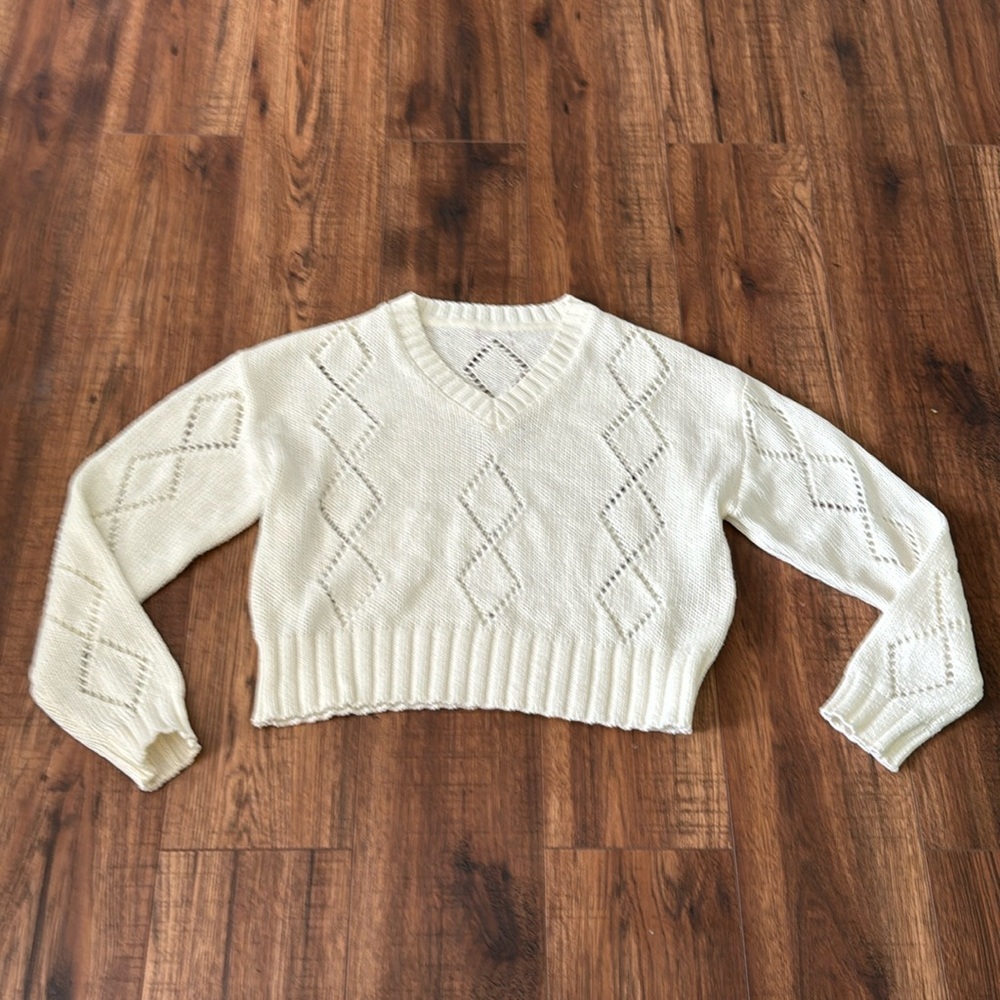 Women’s medium white knit cropped sweater. No wear and tear, no stains.